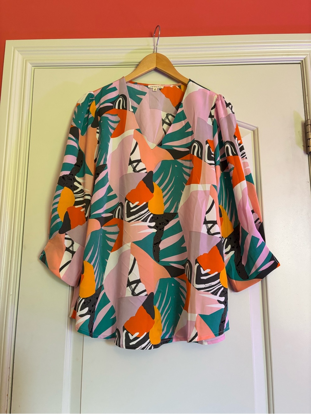 JODIFL Women’s Abstract Print V-Neck Blouse in Pink & Teal. Size Small.